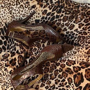 Brown  T strip leather pumps